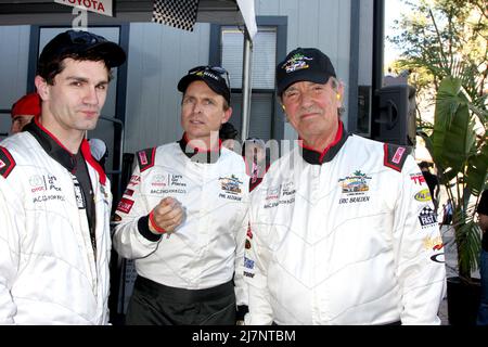 LOS ANGELES - APR 11: Sam Witwer, Phil Keoghan, Eric Braeden beim Qualifying Day des Pro/Proe Race 2014 beim Grand Prix von Long Beach am 11. April 2014 in Long Beach, CA Stockfoto