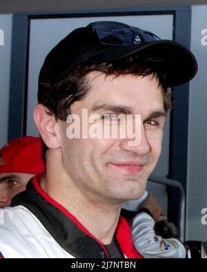 LOS ANGELES - APR 11: Sam Witwer, Phil Keoghan, Eric Braeden beim Qualifying Day des Pro/Proe Race 2014 beim Grand Prix von Long Beach am 11. April 2014 in Long Beach, CA Stockfoto