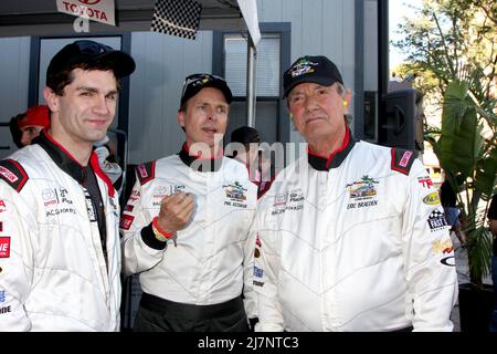 LOS ANGELES - APR 11: Sam Witwer, Phil Keoghan, Eric Braeden beim Qualifying Day des Pro/Proe Race 2014 beim Grand Prix von Long Beach am 11. April 2014 in Long Beach, CA Stockfoto