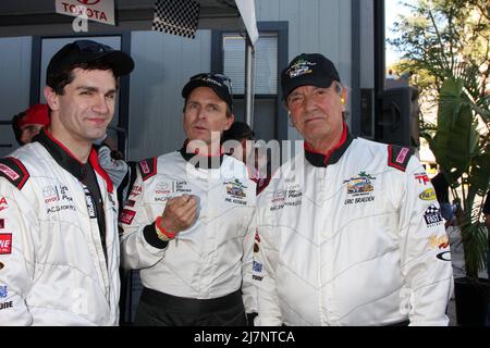 LOS ANGELES - APR 11: Sam Witwer, Phil Keoghan, Eric Braeden beim Qualifying Day des Pro/Proe Race 2014 beim Grand Prix von Long Beach am 11. April 2014 in Long Beach, CA Stockfoto