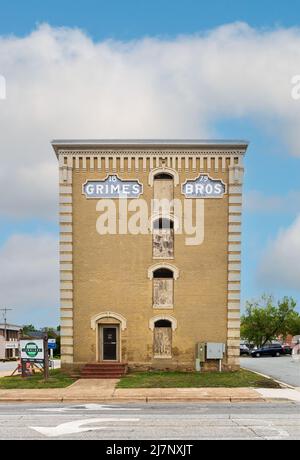 LEXINGTON, NC, USA-8 MAY 2022: Das alte Grimes Bros.-Mühlengebäude aus dem Jahr 1885. Vertikales Bild. Stockfoto