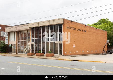 LEXINGTON, NC, USA-8 MAY 2022: Holton Law Firm Building. Stockfoto