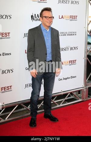 LOS ANGELES - JUN 19: Tom Arnold bei der 'Jersey Boys' LA Premiere im Regal 14 Theater am 19. Juni 2014 in Los Angeles, CA Stockfoto