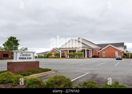 LEXINGTON, NC, USA-8 MAY 2022: Das Davidson Funeral Home auf der Main Street Schild und Gebäude. Stockfoto