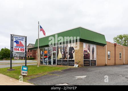 LEXINGTON, NC, USA-8 MAY 2022: Qualitäts-Trockenreiniger, Gebäude und Schilder. Stockfoto