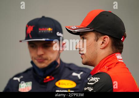 Red Bull Racing's Max Verstappen (links) und Ferrari's Charles Leclerc in Parc Ferme nach der Qualifikation für den Grand Prix Emilia Romagna auf der Rennstrecke Autodromo Internazionale Enzo e Dino Ferrari in Italien, besser bekannt als Imola. Bilddatum: Freitag, 22. April 2022. Stockfoto