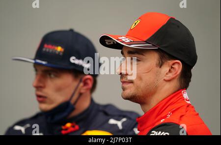 Red Bull Racing's Max Verstappen (links) und Ferrari's Charles Leclerc in Parc Ferme nach der Qualifikation für den Grand Prix Emilia Romagna auf der Rennstrecke Autodromo Internazionale Enzo e Dino Ferrari in Italien, besser bekannt als Imola. Bilddatum: Freitag, 22. April 2022. Stockfoto