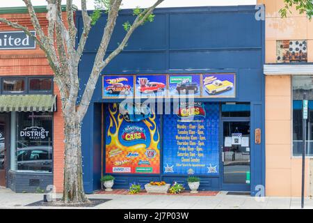 LEXINGTON, NC, USA-8. MAI 2022: Bunte Vorderansicht des 'House of Cars' auf der Main Street. Stockfoto