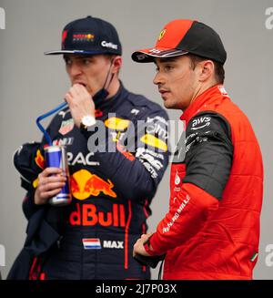 Red Bull Racing's Max Verstappen (links) und Ferrari's Charles Leclerc in Parc Ferme nach der Qualifikation für den Grand Prix Emilia Romagna auf der Rennstrecke Autodromo Internazionale Enzo e Dino Ferrari in Italien, besser bekannt als Imola. Bilddatum: Freitag, 22. April 2022. Stockfoto