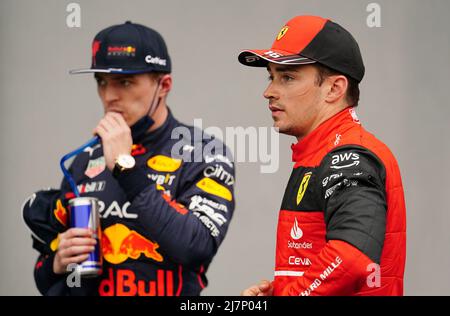 Red Bull Racing's Max Verstappen (links) und Ferrari's Charles Leclerc in Parc Ferme nach der Qualifikation für den Grand Prix Emilia Romagna auf der Rennstrecke Autodromo Internazionale Enzo e Dino Ferrari in Italien, besser bekannt als Imola. Bilddatum: Freitag, 22. April 2022. Stockfoto