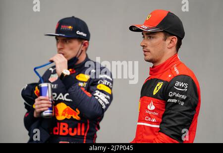 Red Bull Racing's Max Verstappen (links) und Ferrari's Charles Leclerc in Parc Ferme nach der Qualifikation für den Grand Prix Emilia Romagna auf der Rennstrecke Autodromo Internazionale Enzo e Dino Ferrari in Italien, besser bekannt als Imola. Bilddatum: Freitag, 22. April 2022. Stockfoto