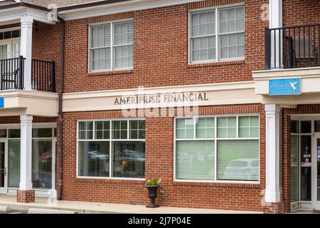 LEXINGTON, NC, USA-8. MAI 2022: Gebäudefront der Ameriprise Financial Niederlassung. Stockfoto