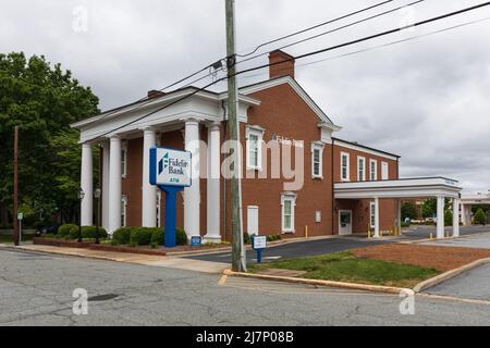 LEXINGTON, NC, USA-8 MAY 2022: Fidelity Bank, zeigt Gebäude und Drive-Thru. Stockfoto