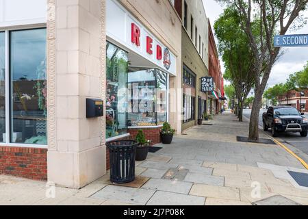 LEXINGTON, NC, USA-8 MAY 2022: Blick auf den Bürgersteig und die Geschäfte von der Second St. bis zur Main St. im späten Frühjahr. Stockfoto