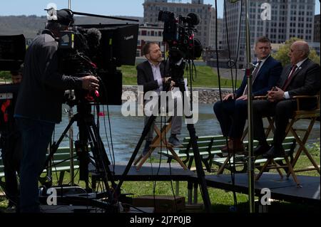 Wilkes Barre, Usa. 10.. Mai 2022. Chuck Todds Meet the Press Daily interviewt den Senator des Staates Pennsylvania, John Yudichak, und den Bürgermeister von Wilkes-Barre, George Brown, vor den nächsten Wahlen. Kredit: SOPA Images Limited/Alamy Live Nachrichten Stockfoto