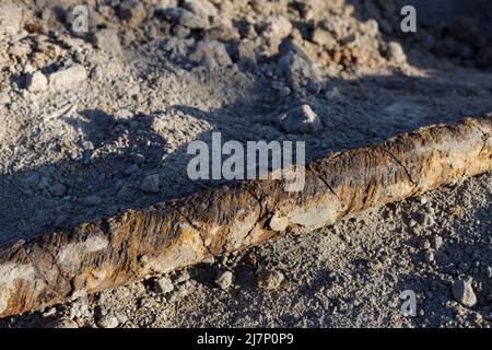 Nahaufnahme des alten Erdkabels, Anzeichen von Korrosion. Erdarbeiten, Stockfoto