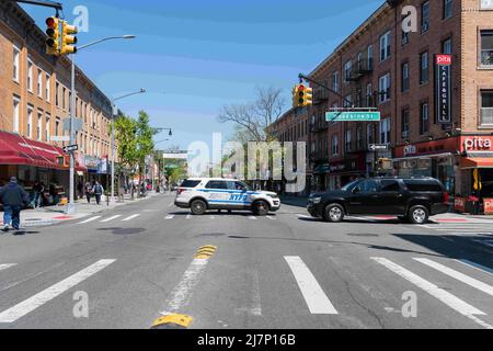 Queens, New Yoek, USA. 9.. Mai 2022. Polizeibeamte in Queens untersuchen den Ort, an dem eine Frau angeschossen und getötet und eine weitere schwer verletzt wurde. Die Schießerei begann als innenpolitische Auseinandersetzung zwischen dem Verdächtigen und der 51-jährigen Migdalia Ortega, die eine zivile Angestellte der NYPD war. Der Nachbar, der durch die beiden Streitenden alarmiert wurde, wurde ebenfalls angeschossen und befindet sich in einem kritischen, aber stabilen Zustand. (Bild: © Steve Sanchez/Pacific Press via ZUMA Press Wire) Stockfoto