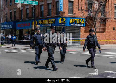 Queens, New Yoek, USA. 9.. Mai 2022. Polizeibeamte in Queens untersuchen den Ort, an dem eine Frau angeschossen und getötet und eine weitere schwer verletzt wurde. Die Schießerei begann als innenpolitische Auseinandersetzung zwischen dem Verdächtigen und der 51-jährigen Migdalia Ortega, die eine zivile Angestellte der NYPD war. Der Nachbar, der durch die beiden Streitenden alarmiert wurde, wurde ebenfalls angeschossen und befindet sich in einem kritischen, aber stabilen Zustand. (Bild: © Steve Sanchez/Pacific Press via ZUMA Press Wire) Stockfoto