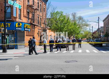 Queens, New Yoek, USA. 9.. Mai 2022. Polizeibeamte in Queens untersuchen den Ort, an dem eine Frau angeschossen und getötet und eine weitere schwer verletzt wurde. Die Schießerei begann als innenpolitische Auseinandersetzung zwischen dem Verdächtigen und der 51-jährigen Migdalia Ortega, die eine zivile Angestellte der NYPD war. Der Nachbar, der durch die beiden Streitenden alarmiert wurde, wurde ebenfalls angeschossen und befindet sich in einem kritischen, aber stabilen Zustand. (Bild: © Steve Sanchez/Pacific Press via ZUMA Press Wire) Stockfoto