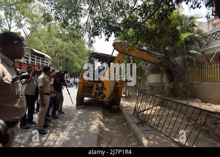 Neu-Delhi, Indien. 10.. Mai 2022. NEU-DELHI, INDIEN - 10. MAI: Anti-Acroachment-Kampagne der South Delhi Municipal Corporation (SDMC) in New Friends Colonie am 10. Mai 2022 in New Delhi, Indien.(Foto: Salman Ali/Hindustan Times/Sipa USA) Quelle: SIPA USA/Alamy Live News Stockfoto