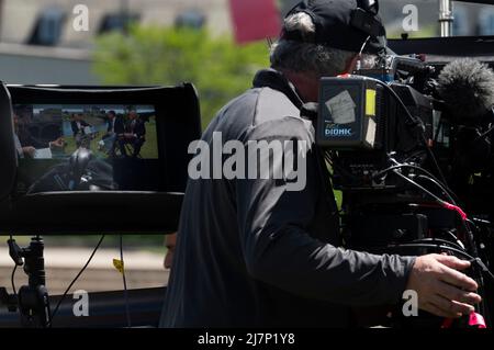 Wilkes Barre, Usa. 10.. Mai 2022. Ein Fotojournalist zeichnet Chuck Todds Meet the Press Daily auf, als er vor den nächsten Wahlen in der nächsten Woche vor den Parlamentswahlen den Senator des Staates Pennsylvania John Yudichak und den Bürgermeister von Wilkes-Barre, George Brown, interviewte. (Foto von Aimee Dilger/ SOPA Images/Sipa USA) Quelle: SIPA USA/Alamy Live News Stockfoto