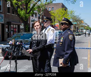 Queens, New Yoek, USA. 9.. Mai 2022. Polizeibeamte in Queens untersuchen den Ort, an dem eine Frau angeschossen und getötet und eine weitere schwer verletzt wurde. Die Schießerei begann als innenpolitische Auseinandersetzung zwischen dem Verdächtigen und der 51-jährigen Migdalia Ortega, die eine zivile Angestellte der NYPD war. Der Nachbar, der durch die beiden Streitenden alarmiert wurde, wurde ebenfalls angeschossen und befindet sich in einem kritischen, aber stabilen Zustand. (Bild: © Steve Sanchez/Pacific Press via ZUMA Press Wire) Stockfoto