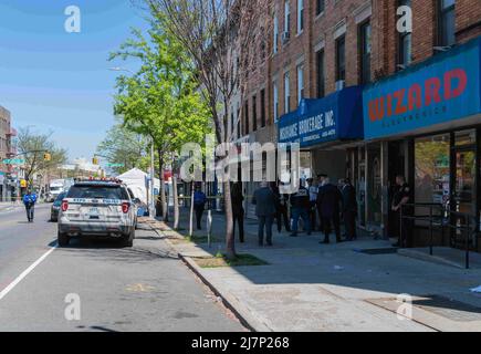 Queens, New Yoek, USA. 9.. Mai 2022. Polizeibeamte in Queens untersuchen den Ort, an dem eine Frau angeschossen und getötet und eine weitere schwer verletzt wurde. Die Schießerei begann als innenpolitische Auseinandersetzung zwischen dem Verdächtigen und der 51-jährigen Migdalia Ortega, die eine zivile Angestellte der NYPD war. Der Nachbar, der durch die beiden Streitenden alarmiert wurde, wurde ebenfalls angeschossen und befindet sich in einem kritischen, aber stabilen Zustand. (Bild: © Steve Sanchez/Pacific Press via ZUMA Press Wire) Stockfoto