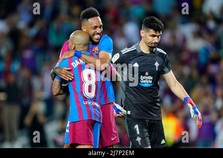 Barcelona, Spanien. 10.. Mai 2022. Pierre-Emerick Aubameyang vom FC Barcelona feiert sein zweites Tor mit Dani Alves während des La Liga-Spiels zwischen dem FC Barcelona und RC Celta, das am 10. Mai 2022 im Camp Nou Stadium in Barcelona, Spanien, gespielt wurde. (Foto von Sergio Ruiz/PRESSINPHOTO) Quelle: PRESSINPHOTO SPORTS AGENCY/Alamy Live News Stockfoto