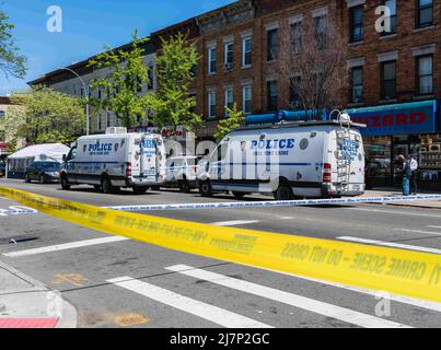 Queens, New Yoek, USA. 9.. Mai 2022. Polizeibeamte in Queens untersuchen den Ort, an dem eine Frau angeschossen und getötet und eine weitere schwer verletzt wurde. Die Schießerei begann als innenpolitische Auseinandersetzung zwischen dem Verdächtigen und der 51-jährigen Migdalia Ortega, die eine zivile Angestellte der NYPD war. Der Nachbar, der durch die beiden Streitenden alarmiert wurde, wurde ebenfalls angeschossen und befindet sich in einem kritischen, aber stabilen Zustand. (Bild: © Steve Sanchez/Pacific Press via ZUMA Press Wire) Stockfoto