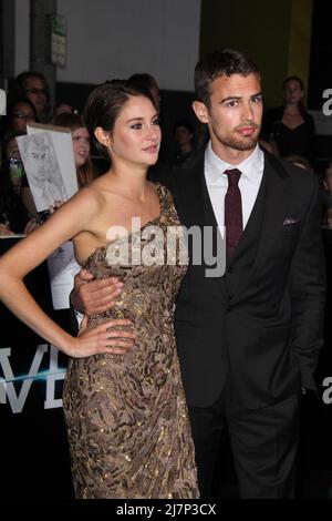 LOS ANGELES - MAR 18: Shailene Woodley, Theo James bei der 'Divergent' Los Angeles Premiere im Bruin Theater am 18. März 2014 in Westwood, CA Stockfoto