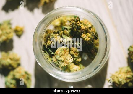 Nahaufnahme von medizinischen Marihuana- oder Cannabisblütenknospen im Glasgefäß Stockfoto