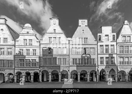 Münster, Deutschland - 30. April 2022: Panoramasicht auf die Fassade alter historischer Häuser in Panoramasicht auf den Prinzipal markt engl: Platz des Prinzen i. Stockfoto