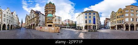 Münster, Deutschland - 30. April 2022: Panoramasicht auf die Fassade alter historischer Häuser in Panoramasicht auf den Prinzipal markt engl: Platz des Prinzen i. Stockfoto