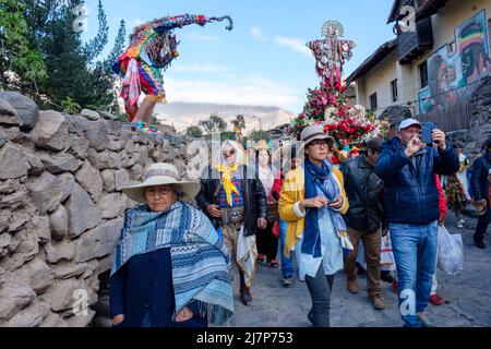 Choquekillka Festival. Senor de Choquekillka-Bild, das in den Straßen der peruanischen Stadt des Heiligen Tals in Ollantaytambo, Peru, getragen wird Stockfoto