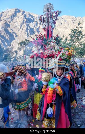 Choquekillka Festival. Senor de Choquekillka-Bild, das in den Straßen der peruanischen Stadt des Heiligen Tals in Ollantaytambo, Peru, getragen wird Stockfoto