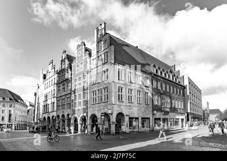 Münster, Deutschland - 30. April 2022: Panoramasicht auf die Fassade alter historischer Häuser in Panoramasicht auf den Prinzipal markt engl: Platz des Prinzen i. Stockfoto