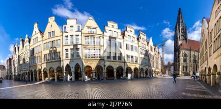 Münster, Deutschland - 30. April 2022: Panoramasicht auf die Fassade alter historischer Häuser in Panoramasicht auf den Prinzipal markt engl: Platz des Prinzen i. Stockfoto