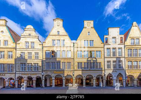 Münster, Deutschland - 30. April 2022: Panoramasicht auf die Fassade alter historischer Häuser in Panoramasicht auf den Prinzipal markt engl: Platz des Prinzen i. Stockfoto