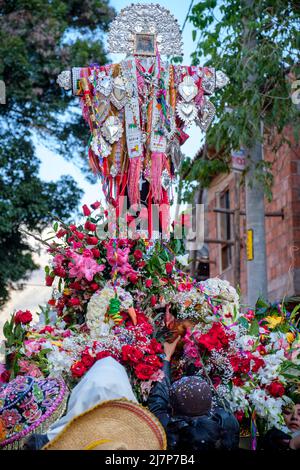 Choquekillka Festival. Senor de Choquekillka-Bild, das in den Straßen der peruanischen Stadt des Heiligen Tals in Ollantaytambo, Peru, getragen wird Stockfoto