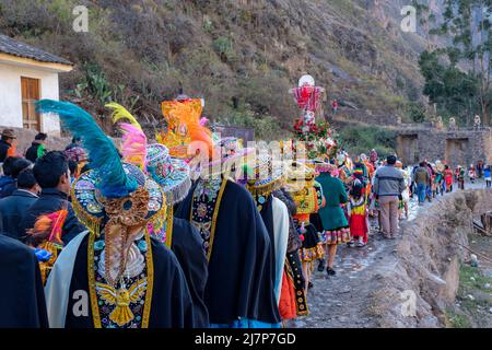 Choquekillka Festival. Senor de Choquekillka-Bild, das in den Straßen der peruanischen Stadt des Heiligen Tals in Ollantaytambo, Peru, getragen wird Stockfoto