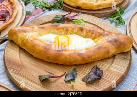 ajara Khachapuri mit Käse, Ei und Butter, georgische Küche Stockfoto