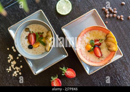 Gesundes Frühstück in einer Schüssel mit hausgemachtem gebackenem Müsli, frischen s Stockfoto