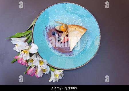 Kasserolle mit Quark, dekoriert mit frischen Erdbeeren Physalis Stockfoto