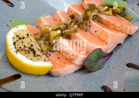 Roter Fisch unter Holopen-o-Sauce und Zitrone Stockfoto