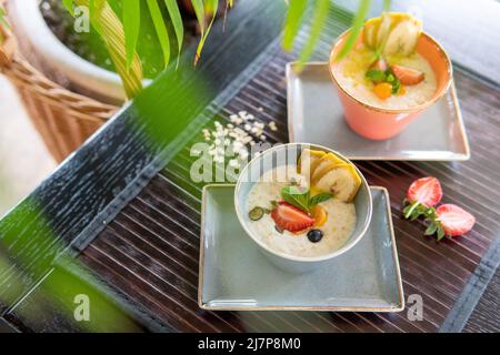 Gesundes Frühstück in einer Schüssel mit hausgemachtem gebackenem Müsli, frischen s Stockfoto