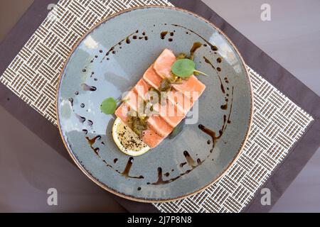 Roter Fisch unter Holopen-o-Sauce und Zitrone Stockfoto