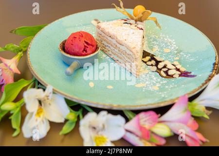 Praline-Mandelmeringue mit Blumen und Physalis Stockfoto