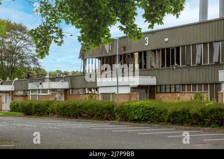 Fabrik durch Feuer auf der Padgets Lane in Redditch, Worcestershire, England, zerstört. Stockfoto