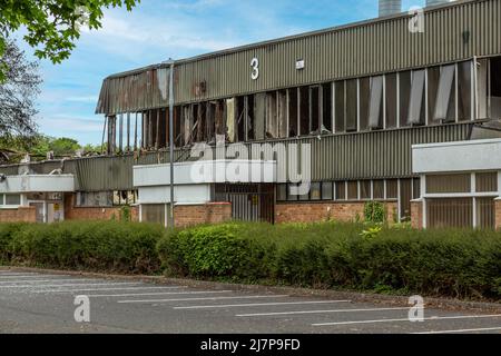 Fabrik durch Feuer auf der Padgets Lane in Redditch, Worcestershire, England, zerstört. Stockfoto