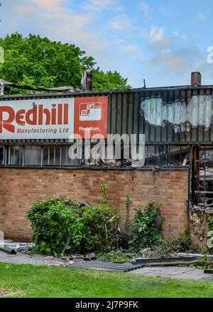 Fabrik durch Feuer auf der Padgets Lane in Redditch, Worcestershire, England, zerstört. Stockfoto